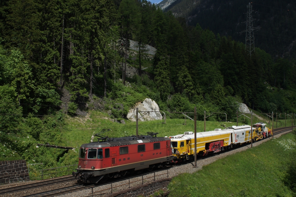 Re 4/4 II 11261 zieht am 15.06.2013 eine Baumaschine von Wassen Richtung Gschenen.