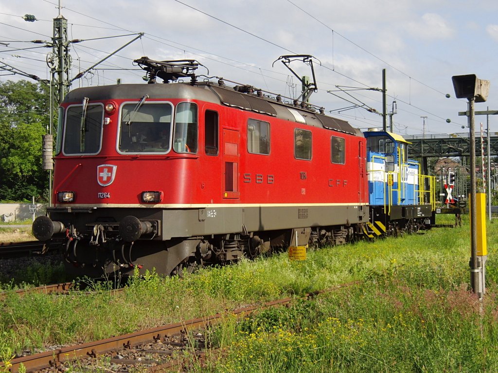 Re 4/4 II 11264 hat am 18.06.2011 in Konstanz die dreiachsige Rangierlokomotive der Gmeinder Lokomotivenfabrik am Haken und wird diese spter Richtung Weinfelden den Seercken hochziehen. Grund und Ziel dieser berfhrungsfahrt sind nicht bekannt.
Fotostandpunkt war die ffentliche Strae zum Parkplatz am See.