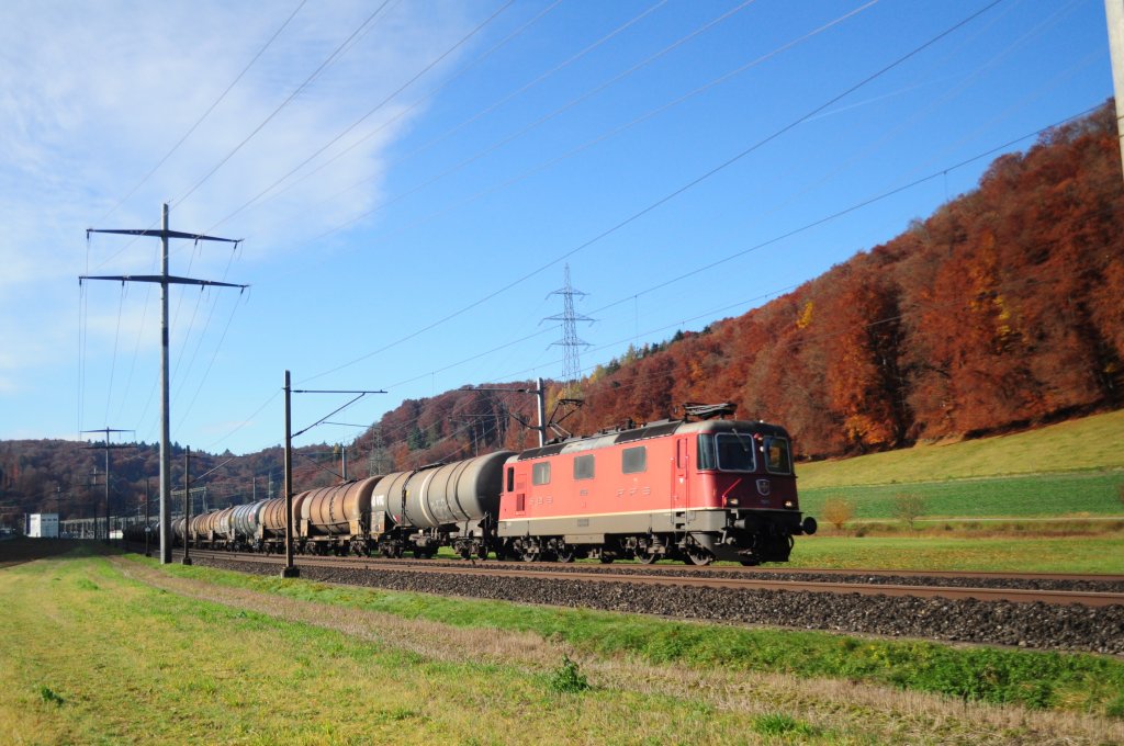 Re 4/4 II 11266 mit Kesselzug bei Wynigen am 05.11.2010