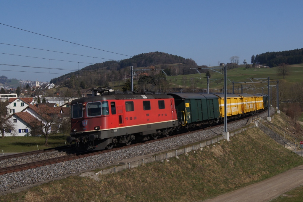 Re 4/4 II 11270 befindet sich am 16.3.12 mit einem Postzug bei Eschlikon.