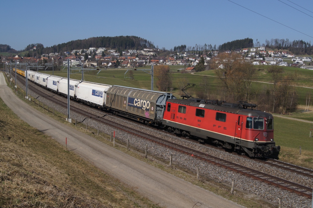 Re 4/4 II 11270 zieht am 16.3.12 einen Gterzug von Eschlikon Richtung Sirnach.