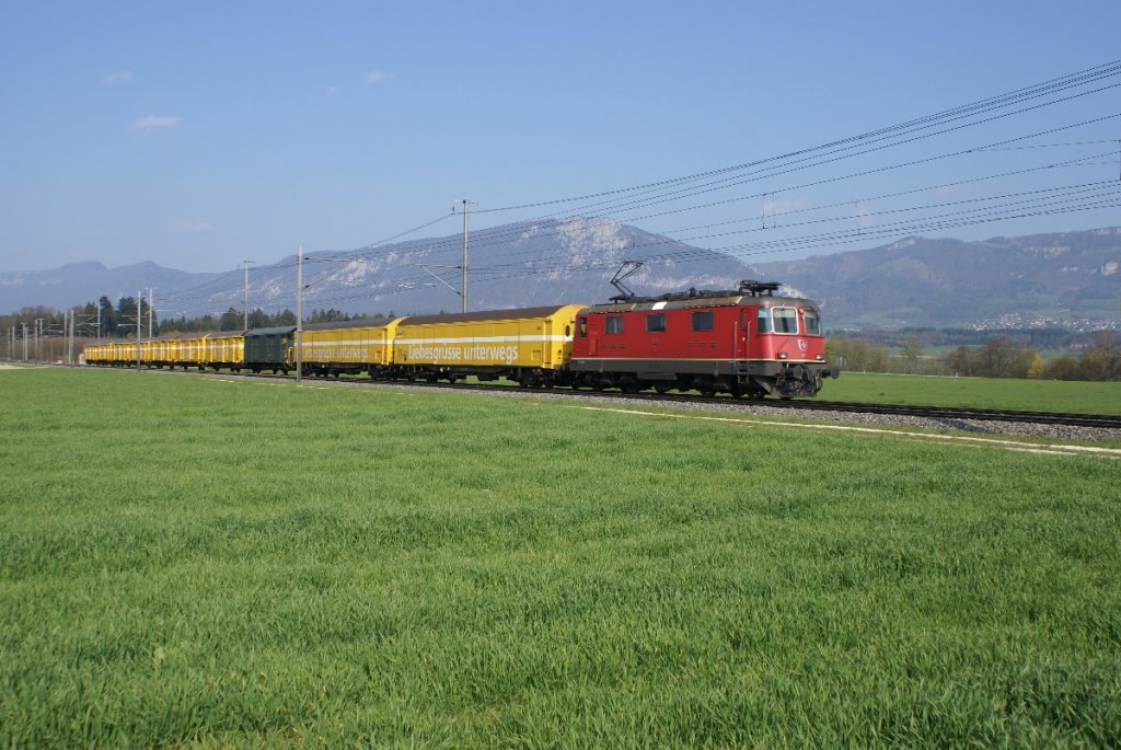 Re 4/4 II 11271 fhrt am 19.4.10 mit einem Postzug von Luterbach-Attisholz Richtung Deitingen.