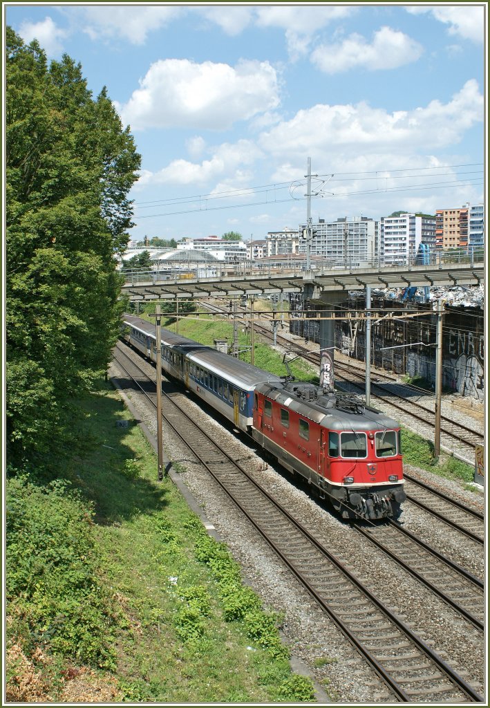 Re 4/4 II 11271 mit RE 2620 kurz nach Lausanne auf der Fahrt nach Genve am 5. Juli 2010. 