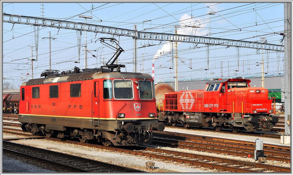 Re 4/4 II 11275 und Am 843 005-0 in Buchs SG. (28.02.2013)