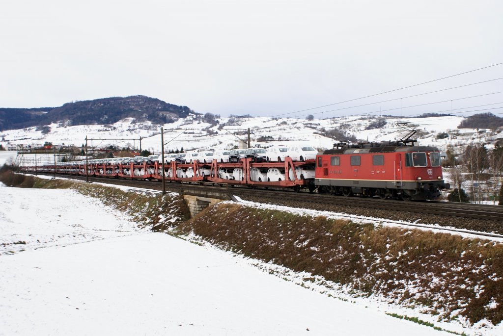 Re 4/4 II 11279 zieht am 22.12.09 einen Autozug von Frick Richtung Zeihen.