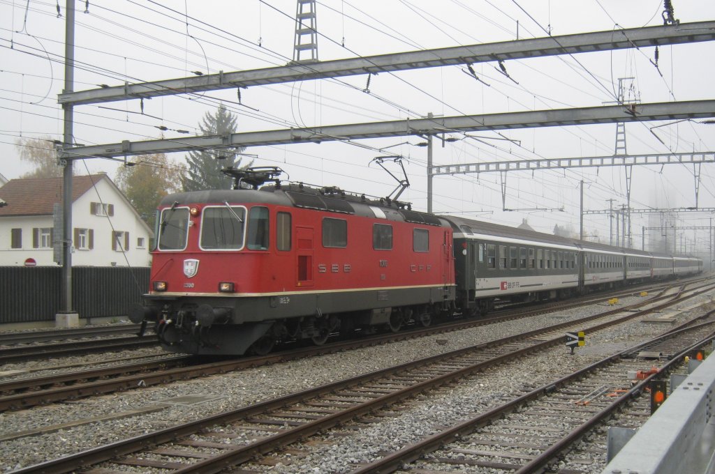 Re 4/4 II 11300 mit IR 1768 bei Einfahrt in Sissach, 06.11.2011.