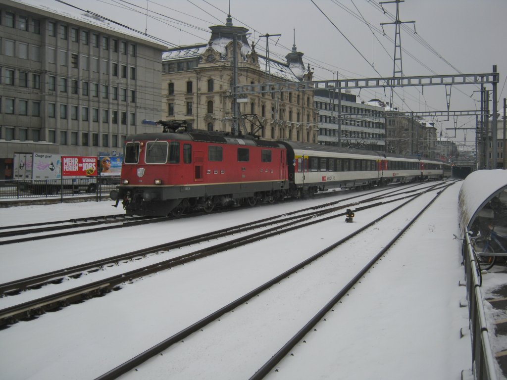 Re 4/4 II 11301 mit dem RE 3834 bei Einfahrt in St.Gallen, 01.02.2012.