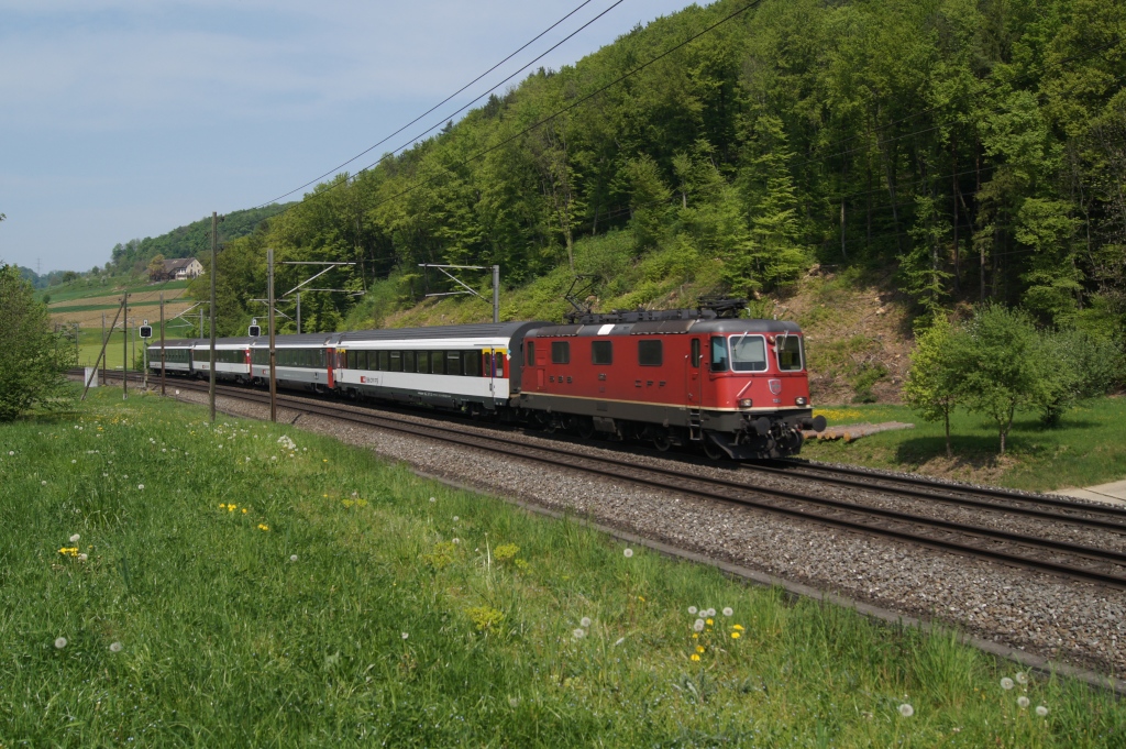 Re 4/4 II 11302 fhrt am 23.4.11 mit dem IC 775 von Gelterkinden Richtung Tecknau.