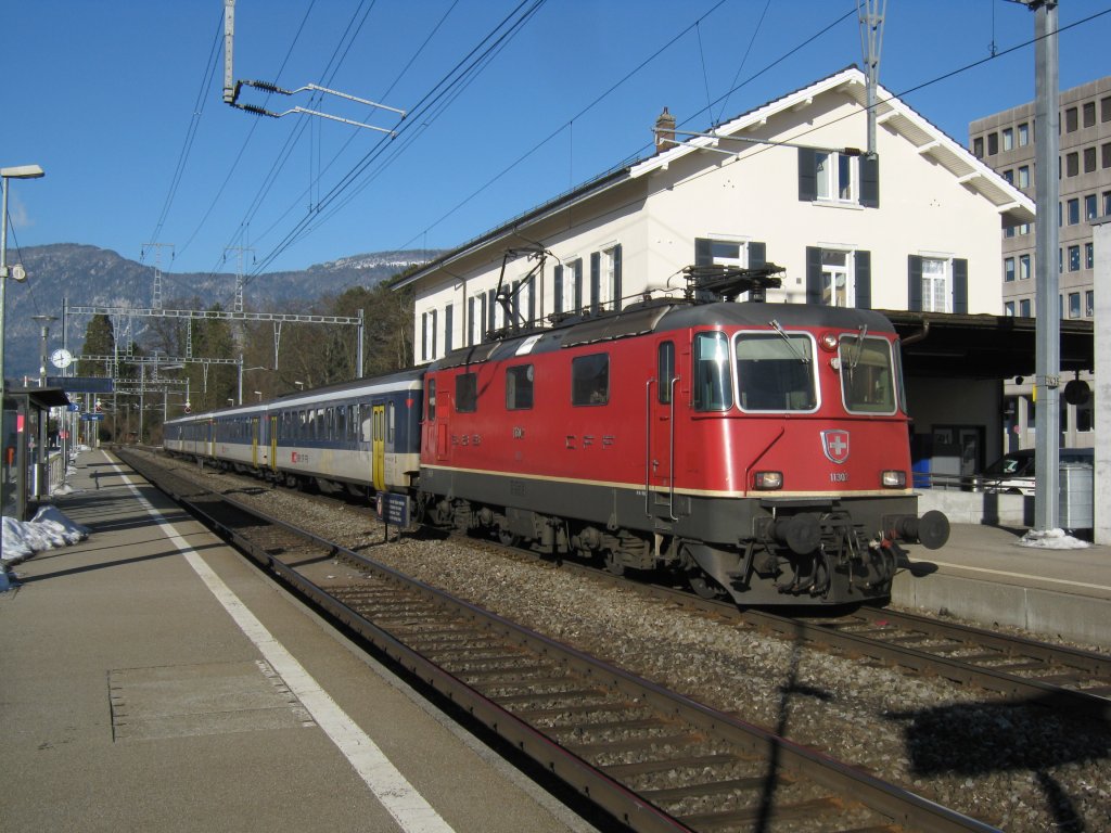 Re 4/4 II 11302 mit 4-teiligem Regio (mit BDt), anstelle eines NPZ, als R 6843 in Solothurn West, 03.01.2011.
