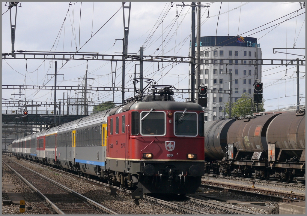 Re 4/4 II 11304 zieht den EC 7 durch Pratteln Richtung Chur. (16.09.2010)