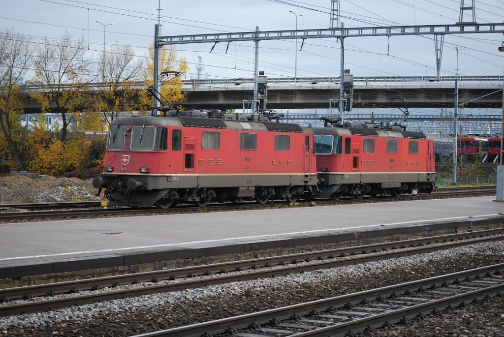 Re 4/4 II 11313 (UIC: Re 420 313-9) und die zugkrftigere, aber langsamere Re 4/4 III 11360 (UIC: 430 360-8) eilen im Bahnhof Zrich-Altstetten am 16.11.09 ihrem nchsten Einsatz entgegen.