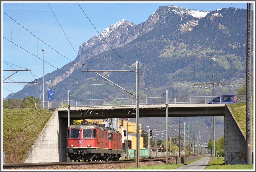 Re 4/4 II 11317 und 11318 bei Trbbach. (26.04.2012)
