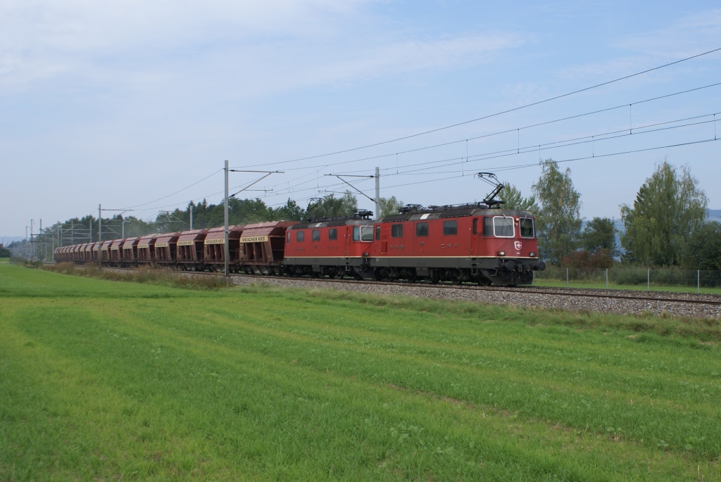 Re 4/4 II 11318 und Re 4/4 II 11185 ziehen am 6.9.10 einen Kieszug von Nottwil Richtung Sempach.