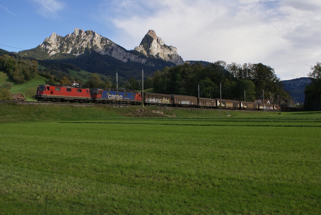 Re 4/4 II 11319 und Re 620 065-3 fahren am 4.10.10 von Schwyz Richtung Steinen.