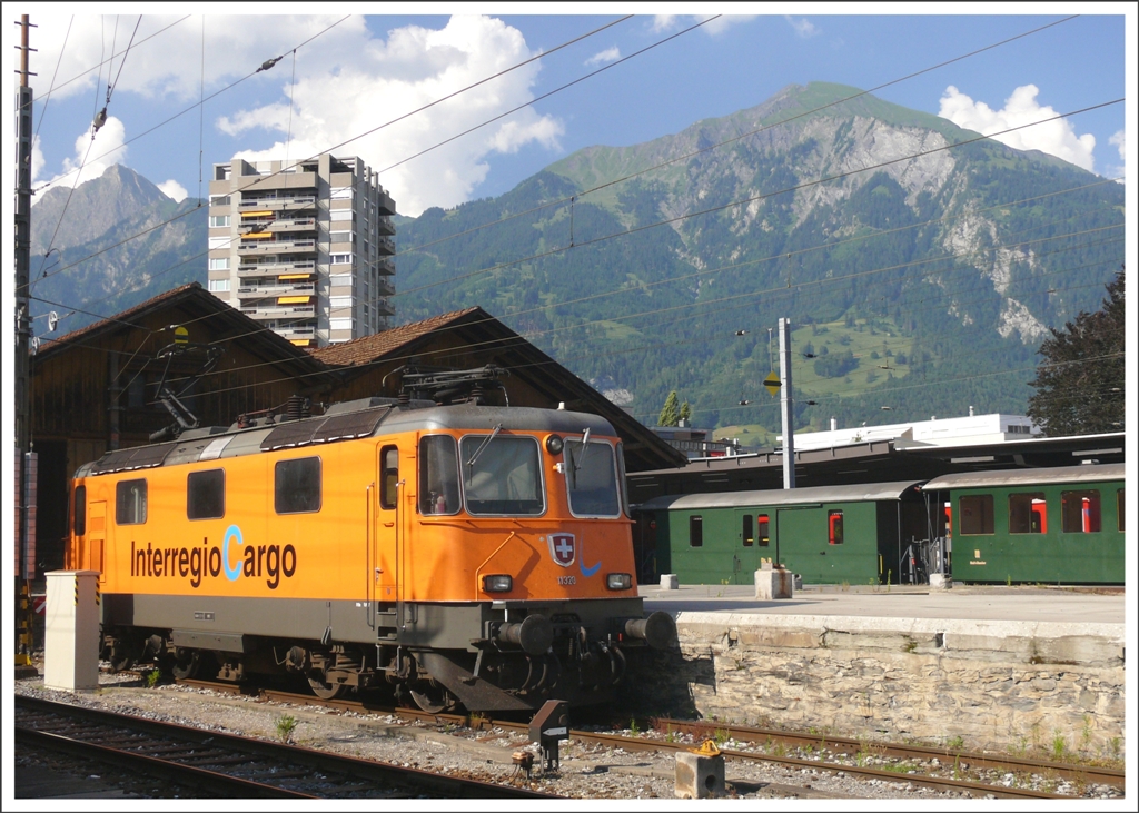 Re 4/4 II 11320 von Interregio Cargo in Landquart. (12.07.2010)