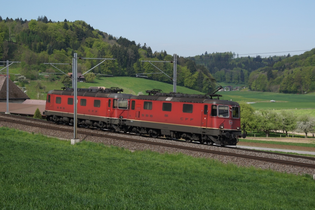Re 4/4 II 11325 und Re 6/6 11676 sind am 4.5.12 als Lokzug bei Burgdorf unterwegs.