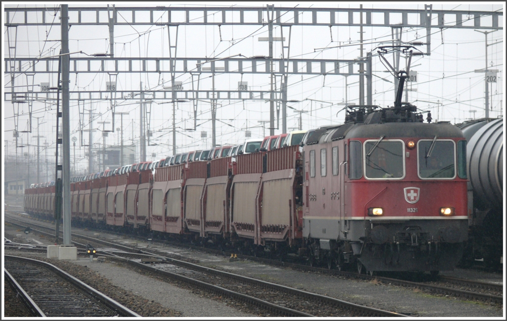 Re 4/4 II 11326 hat einen Autozug nach Basel bernommen. Frher haben Prima Loks der SNCF diese Zge in Buchs abgeholt. (20.01.2011)