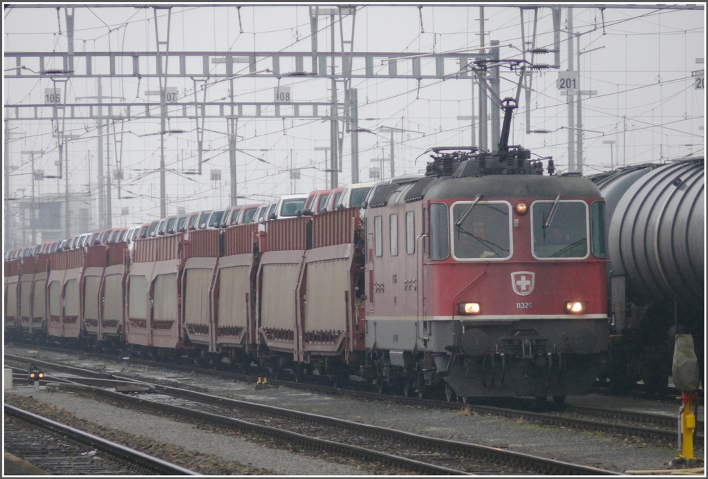 Re 4/4 II 11326 macht sichin Buchs mit einem Autozug auf den Weg nach Basel. (20.01.2011)