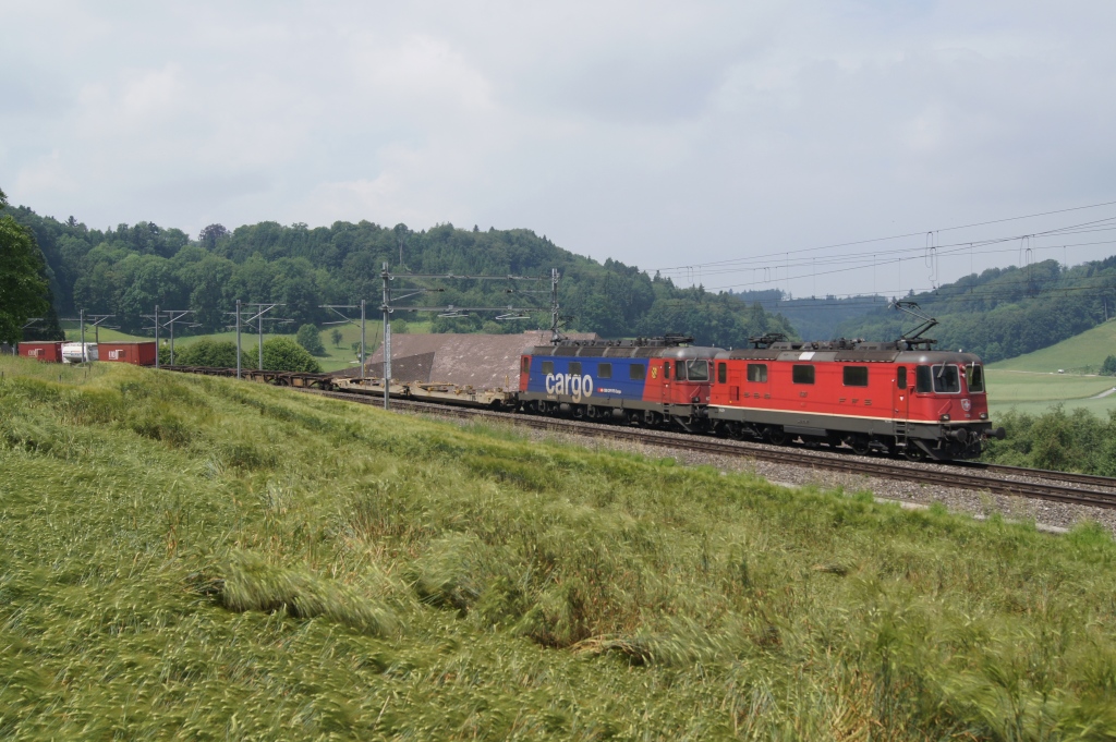 Re 4/4 II 11327 und Re 620 065-3 fahren am 4.6.11 von Burgdorf Richtung Wynigen.