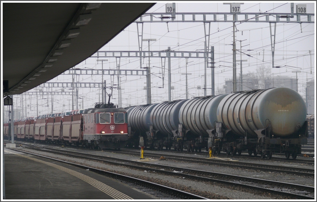 Re 4/4 II 11329 mit Autozug in Buchs SG. (20.01.2011)