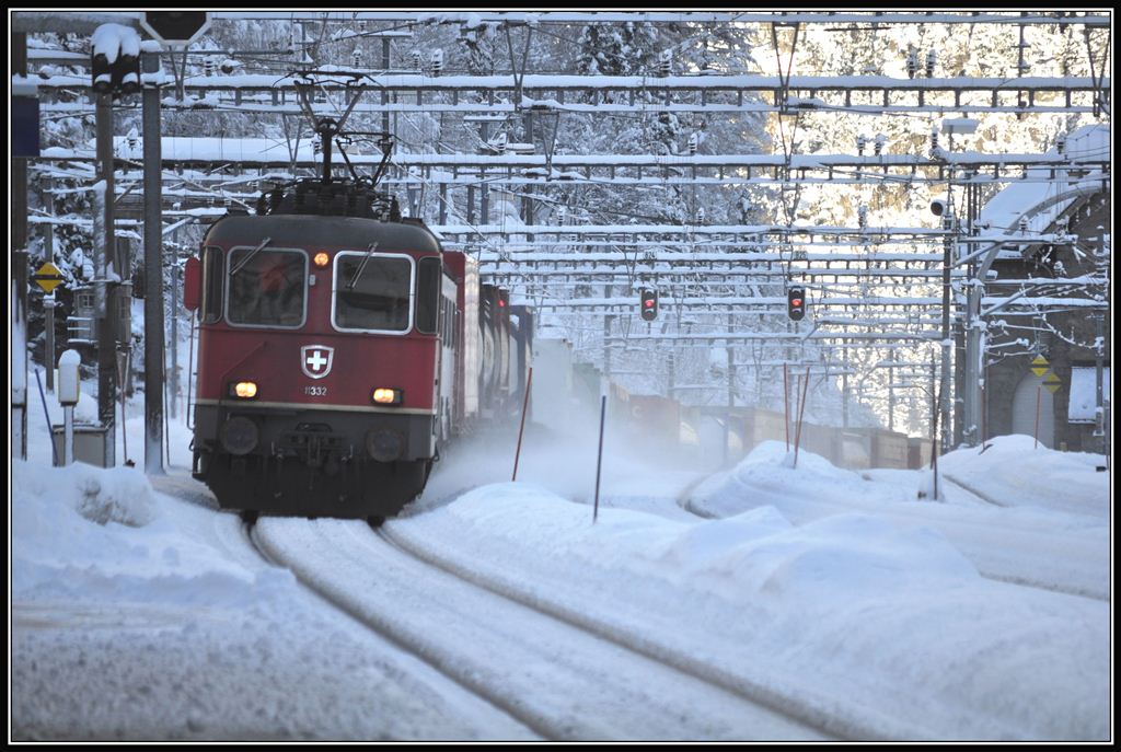 Re 4/4 II 11332 und eine Re 6/6 ziehen einen KLV-Zug Richtung Sden und erreichen soeben Gschenen. (19.12.2012)