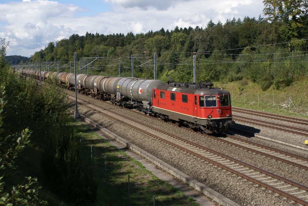 Re 4/4 II 11341 zieht am 10.9.10 einen Kesselwagenzug von Herzogenbuchsee Richtung Langenthal.