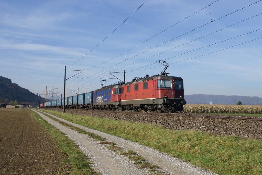 Re 4/4 II 11365 und Re 620 055-4 fahren am 31.10.10 von Hendschiken Richtung Dottikon-Dintikon.