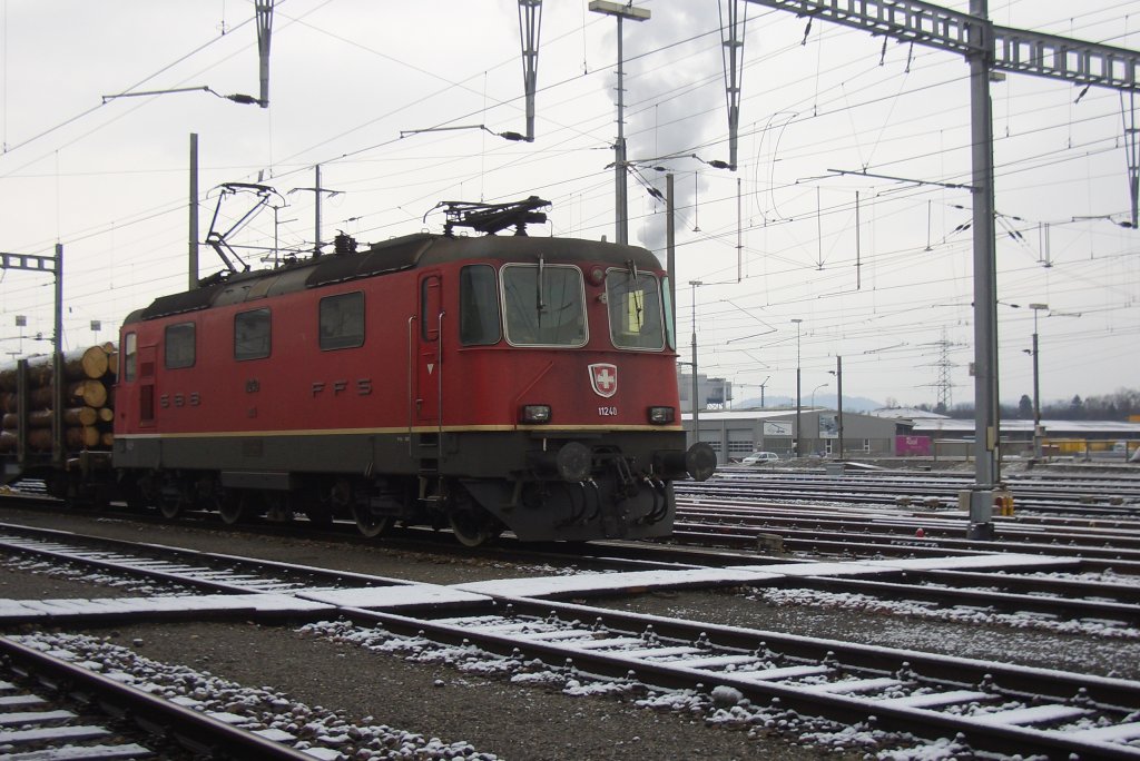 Re 4/4 II (ausgerstet mit ETCS, erkennbar an dem weissen Dreieck) steht mit ihrem Holzzug in Buchs. 13.12.09.