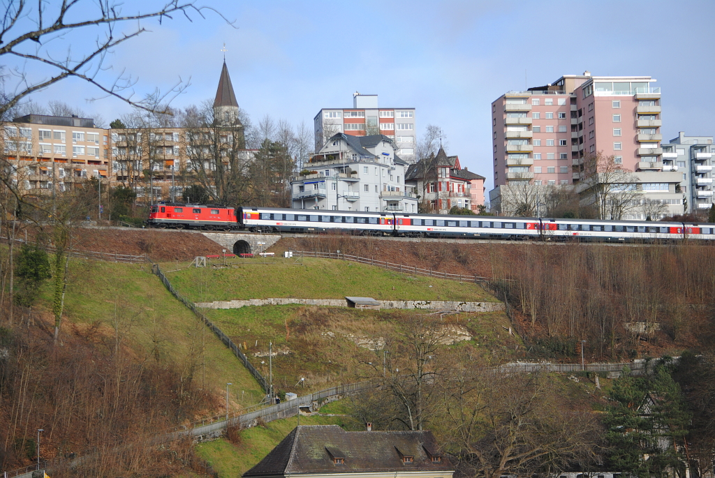 Re 4/4 II mit einem IC in Schaffhausen. (22.01.2012)