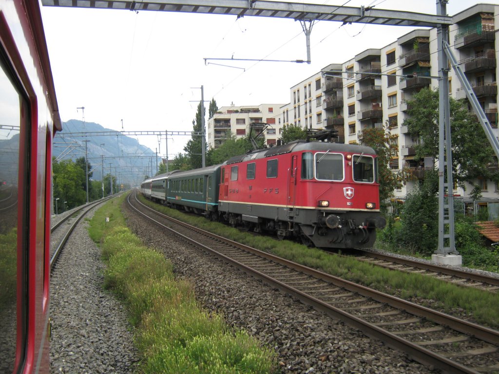 Re 4/4 II mit RE 3809 bei RhB Sation Chur Wiesental, 04.09.2010.