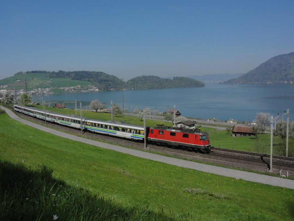 Re 4/4 II mit Voralpen-Express nach Romanshorn bei Immensee am 09.04.2011