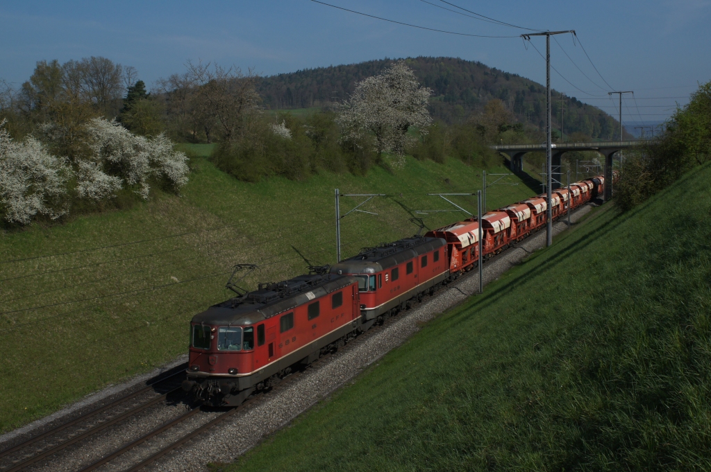 Re 4/4 III 11354 und Re 6/6 11602 erreichen am 24.04.2013 mit einem Kieszug Glattfelden.