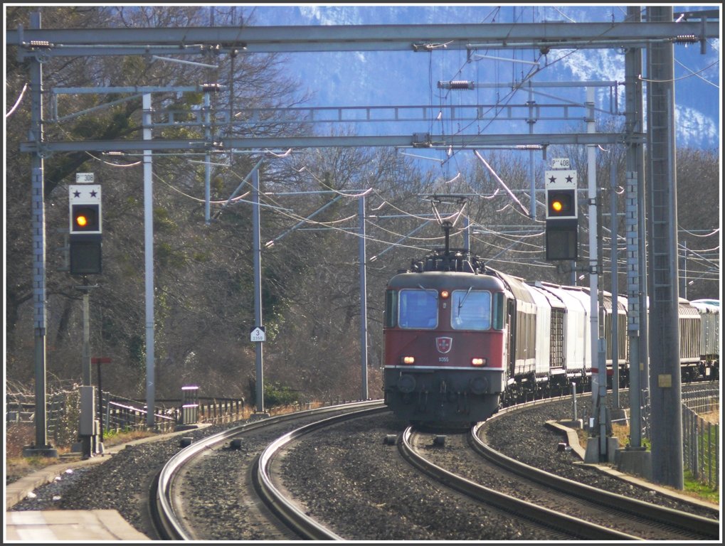 Re 4/4 III 11355 rauscht mit einem Gterzug durch Maienfeld. (22.12.2009)