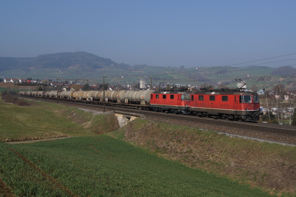 Re 4/4 III 11361 und Re 4/4 II 11266 befinden sich am 21.3.12 mit einem Tankzug bei Frick.