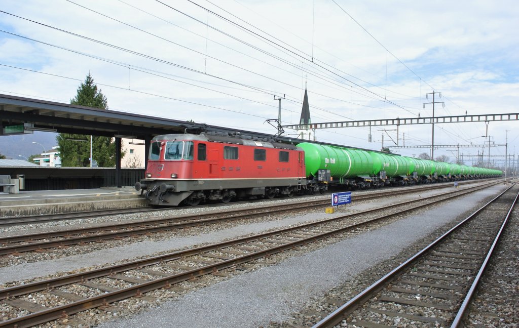 Re 4/4 III 11368 mit einem Kesselwagenzug in Kaiseraugst, 07.03.2013.