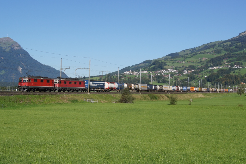 Re 4/4 III11350 und Re 6/6 11677 ziehen am 10.9.11 einen Containerzug von Steinen Richtung Schwyz.