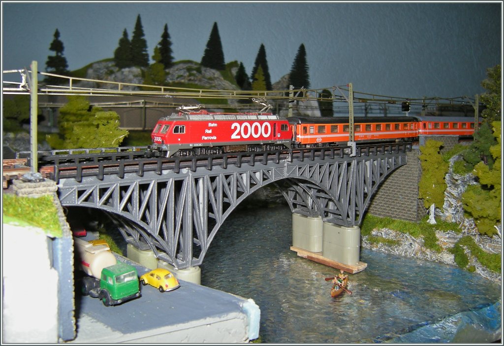 Re 4/4 IV mit einem EC auf meiner Z-Anlage. 
26. April 2012