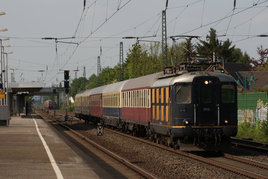 Re 4/4 Lok 10008 mit einem Sonderzug in Duisburg-Rahm am 16.05.2010
