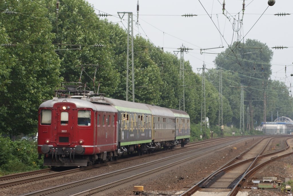 Re 4/4 Lok 10009 mit Sonderzug in Dsseldorf Oberbilk am 09.08.09
