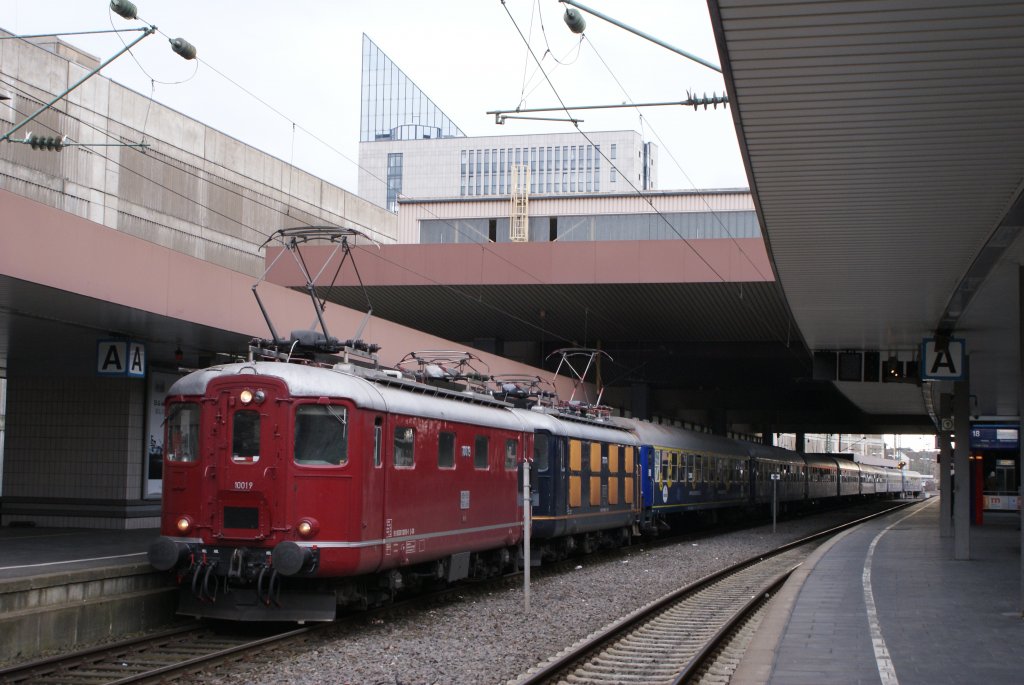 Re 4/4 Lok 10019 und Lok 10018 mit dem Fun Express in Dsseldorf Hbf am 28.03.2010 um 15:32 Uhr