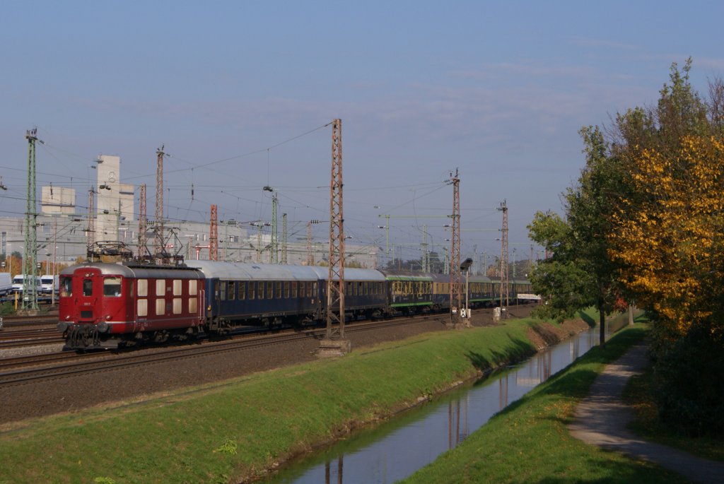 Re 4/4 Lok 10019 mit einem Sonderzug in Dsseldorf-Derendorf am 28.10.2011