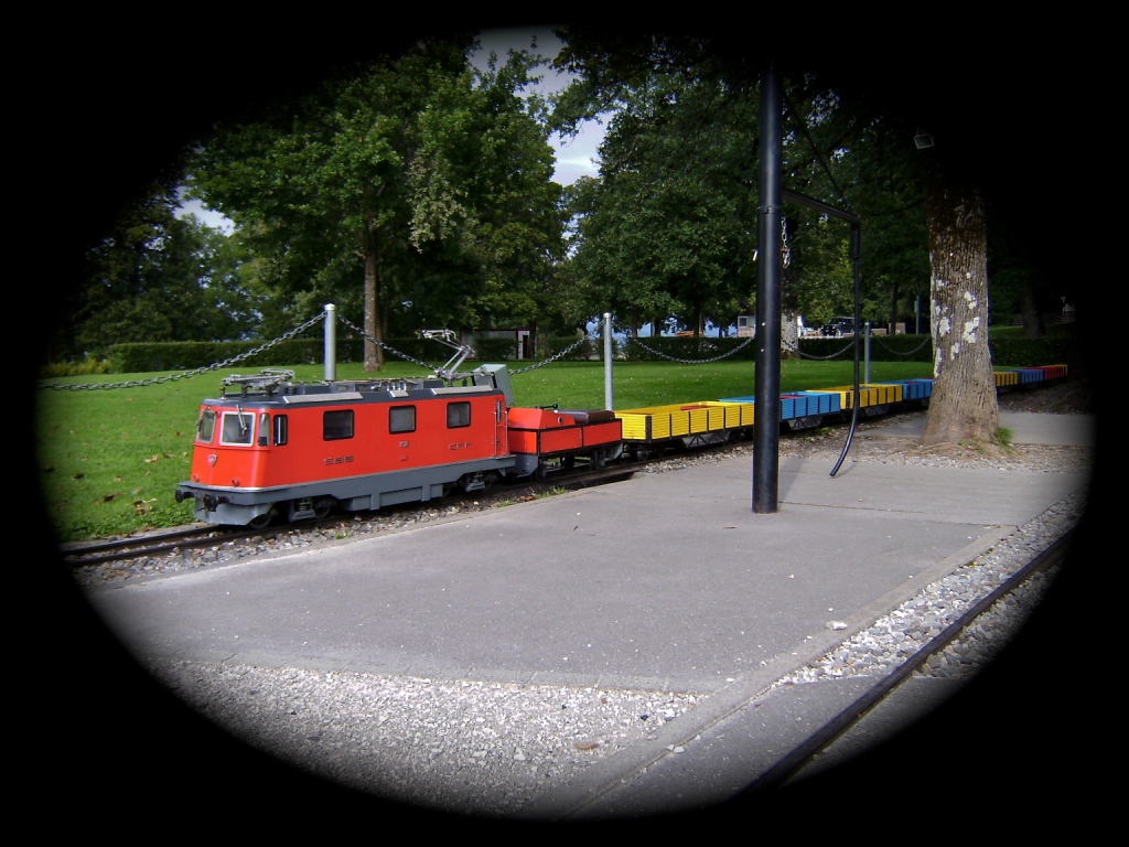 Re 4/4  mit Personenzug bei der Kleineisenbahn auf dem Gurten (-Bern).