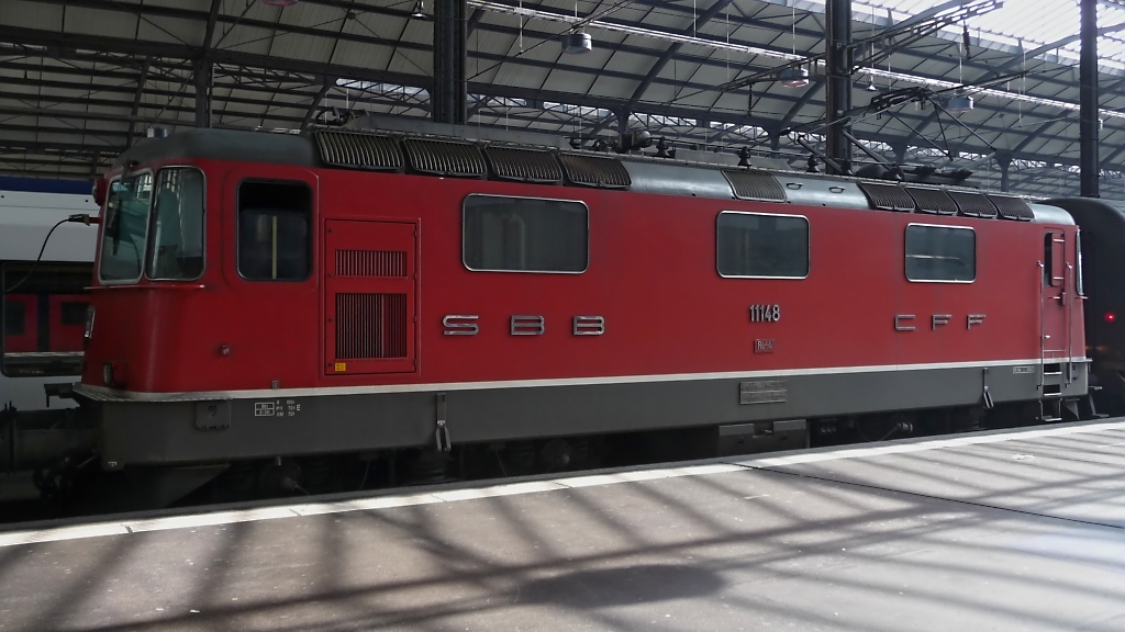 RE 4/4 Nr. 11184 im Bahnhof Luzern (2011-09-30).
