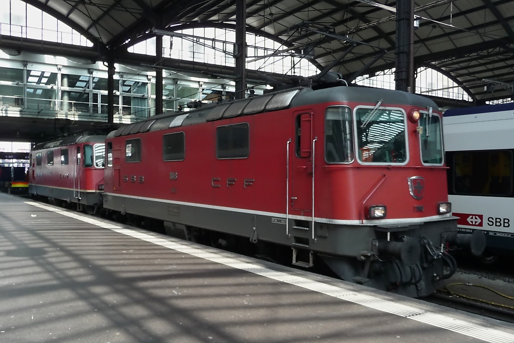 RE 4/4 Nr. 11223 und 11184 im Bahnhof Luzern (2011-09-30).
