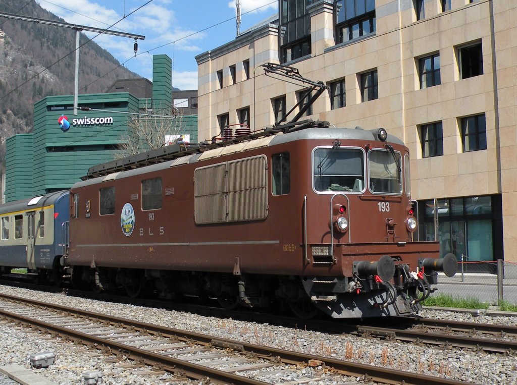 RE 4/4 Nr. 193 der BLS bei der Ausfahrt aus dem Bahnhof Interlaken Ost. Die Aufnahme stammt vom 18.04.2013.