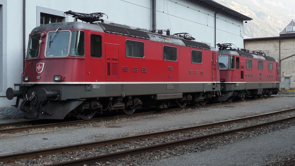 Re 4/4-Prchen 11162 und 11366 im Depot Erstfeld, 1.10.2011. 