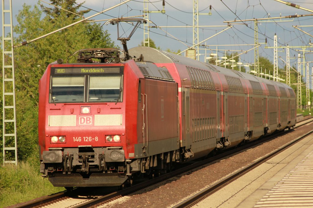 RE 4430 nach Norddeich gezogen von 146 126-8 fuhr am 04.06.2013 durch den S-Bahnhof Dedensen/Gmmer.Der nchster halt ist Wunstorf.