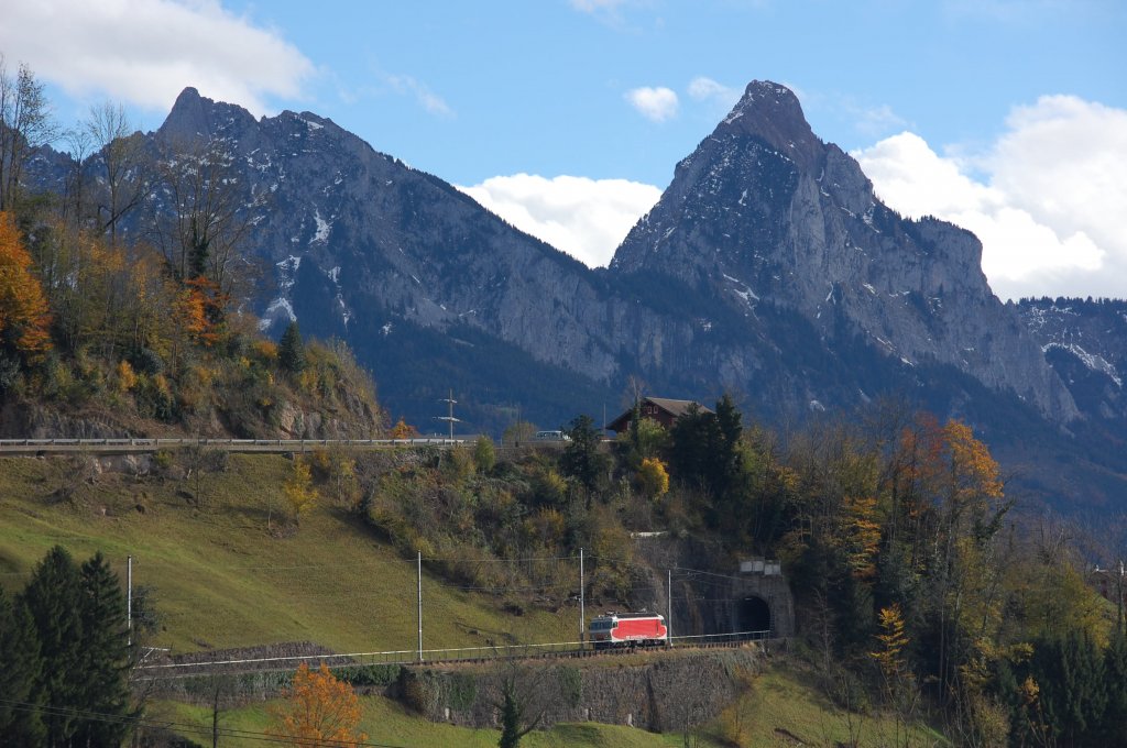 Re 446 015 kommt als Schublok vom Voralpen-Express zurck und ist hier bei Steinerberg. (01.11.2010)