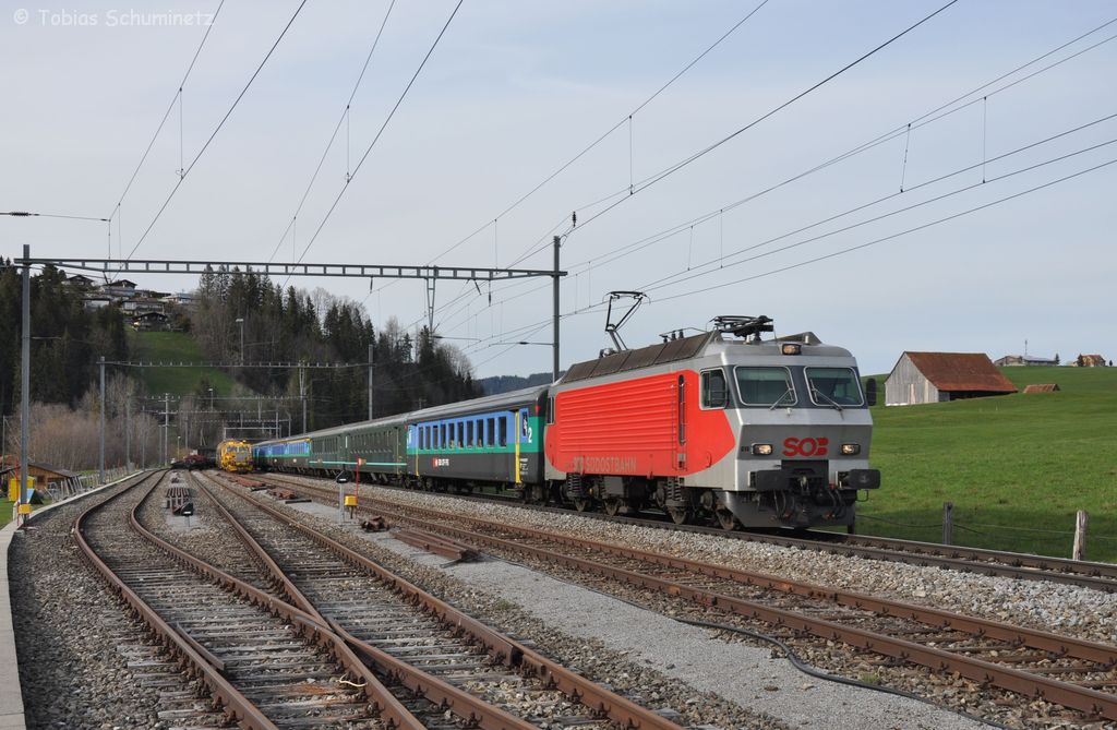 Re 446 015 mit Gipfeli-Express am 23.04.2012 bei Einsiedeln