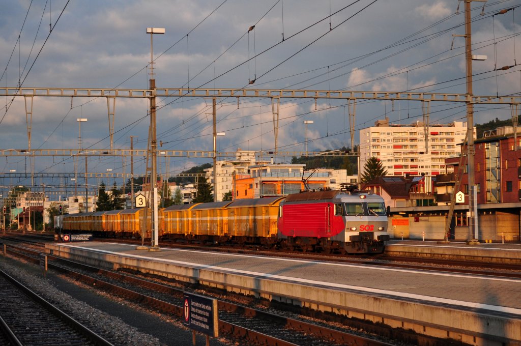 Re 446 015 mit Postzug bei Pfffikon SZ am 19.06.2011